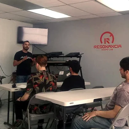 Héctor I. Benítez, fundador e instructor de Resonancia Sound Lab